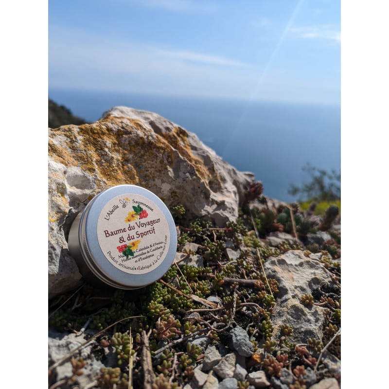 Baume du voyageur & du sportif en pot, décor en nature - L'Abeille Savonneuse
