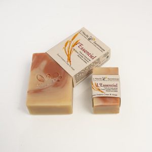 Présentation pains de savon L'essentiel avec emballages - L'Abeille Savonneuse