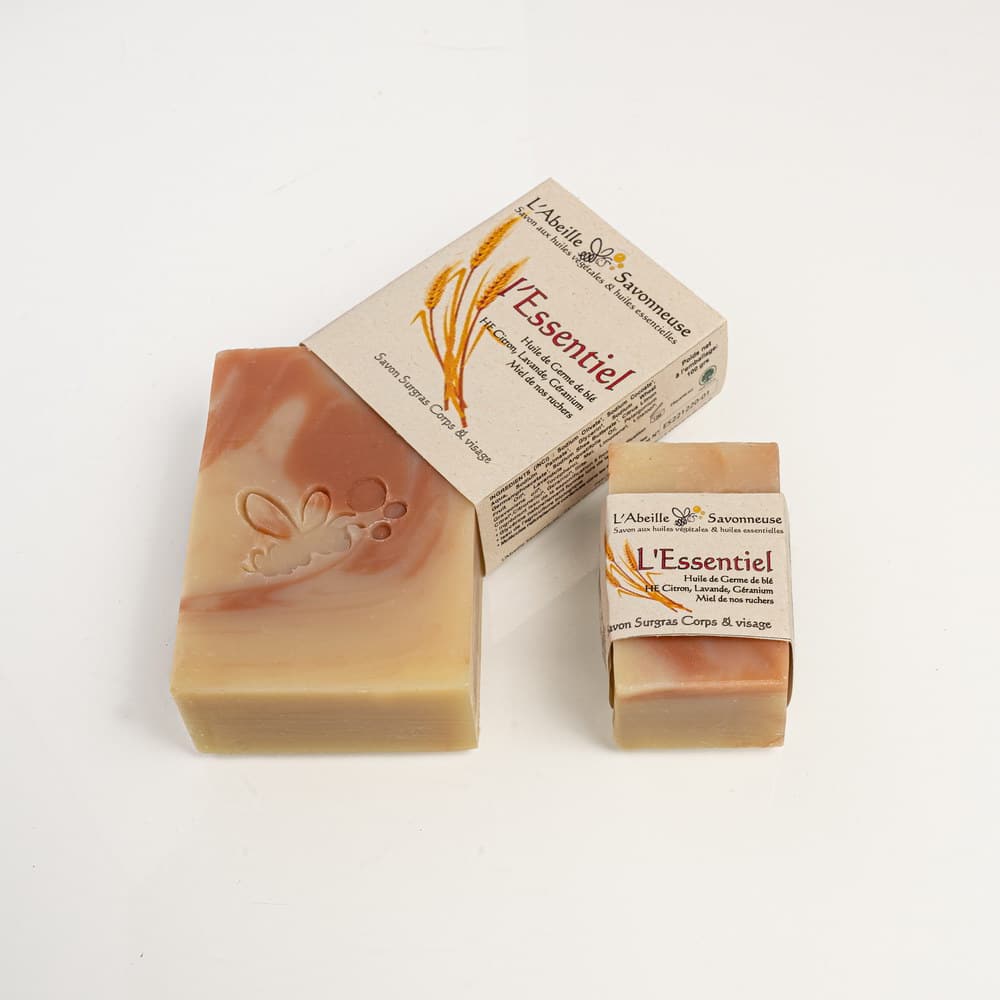 Présentation pains de savon L'essentiel avec emballages - L'Abeille Savonneuse
